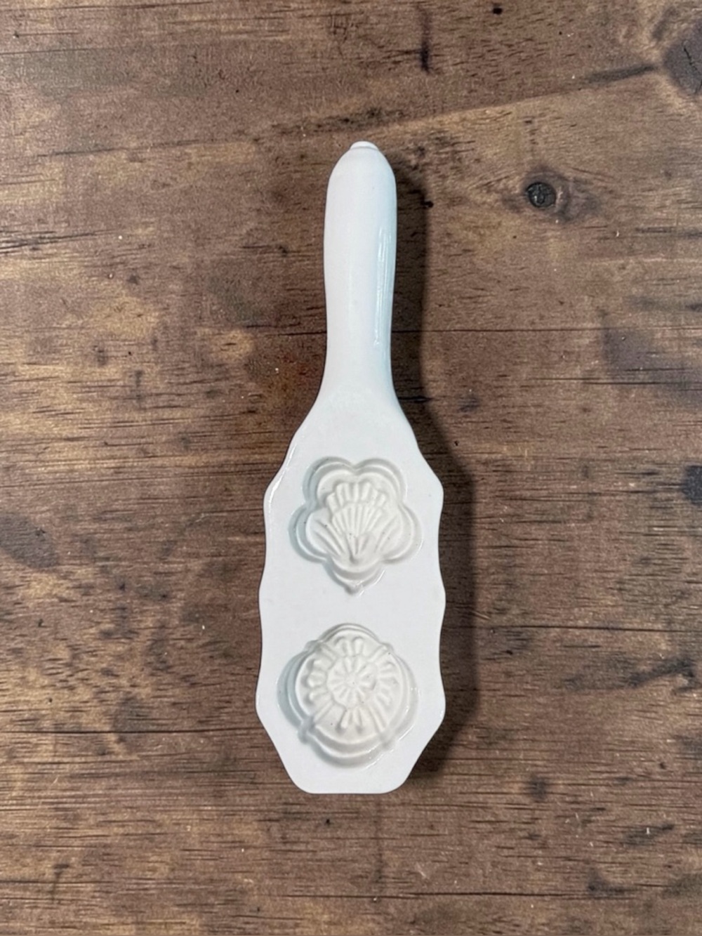 VINTAGE SCHMID BROS JAPAN PORCELAIN BUTTER MOLD WALL HANGING WHITE FLORAL (1970)